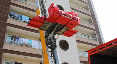 Asansörlü nakliyat için uygun olan binalarda mobil asansör kullanarak eşyalarınızı hem çok hızlı hemde zarar görmeden güvenli bir şekilde taşıyoruz.